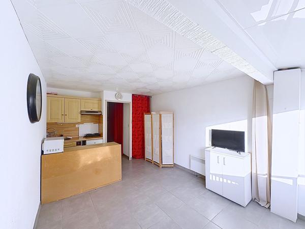Charmant appartement studio cabine lumineux de 24.85 m2 avec loggia et vue dégagée, cellier & parking privatif à Gruissan entre le Grazel et le Port