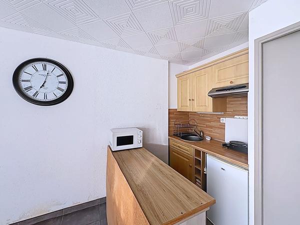 Charmant appartement studio cabine lumineux de 24.85 m2 avec loggia et vue dégagée, cellier & parking privatif à Gruissan entre le Grazel et le Port