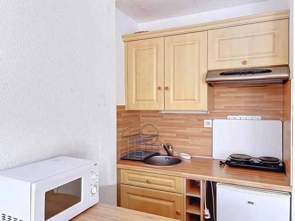 Charmant appartement studio cabine lumineux de 24.85 m2 avec loggia et vue dégagée, cellier & parking privatif à Gruissan entre le Grazel et le Port