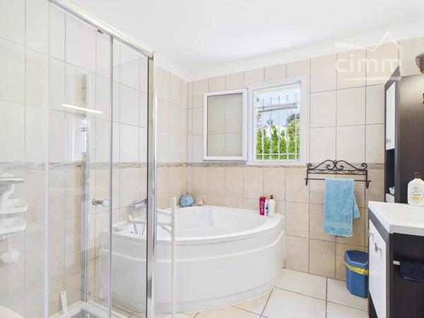 À vendre – Villa de standing avec piscine, proche centre – Saint Ambroix.