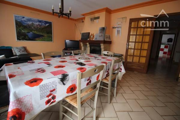 A vendre un immeuble avec un local commercial loué 650 € par maois et un appartement de 3 chambres avec 2 terrasses.