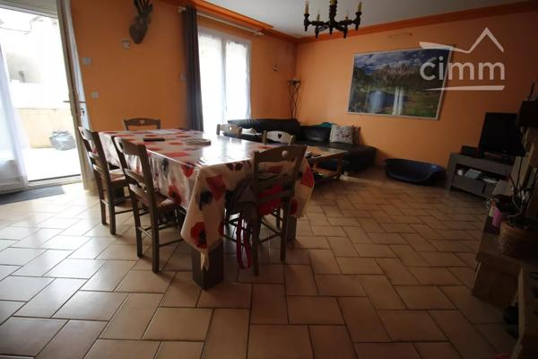 A vendre un immeuble avec un local commercial loué 650 € par maois et un appartement de 3 chambres avec 2 terrasses.
