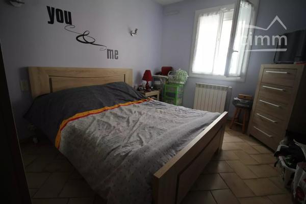 A vendre un immeuble avec un local commercial loué 650 € par maois et un appartement de 3 chambres avec 2 terrasses.