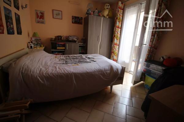 A vendre un immeuble avec un local commercial loué 650 € par maois et un appartement de 3 chambres avec 2 terrasses.