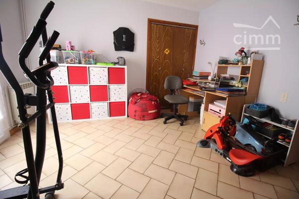 A vendre un immeuble avec un local commercial loué 650 € par maois et un appartement de 3 chambres avec 2 terrasses.