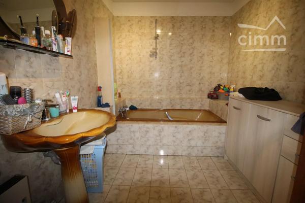 A vendre un immeuble avec un local commercial loué 650 € par maois et un appartement de 3 chambres avec 2 terrasses.