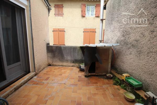 A vendre un immeuble avec un local commercial loué 650 € par maois et un appartement de 3 chambres avec 2 terrasses.