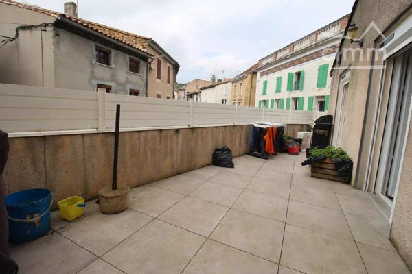 A vendre un immeuble avec un local commercial loué 650 € par maois et un appartement de 3 chambres avec 2 terrasses.