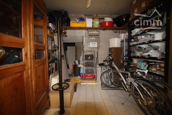 A vendre un immeuble avec un local commercial loué 650 € par maois et un appartement de 3 chambres avec 2 terrasses.