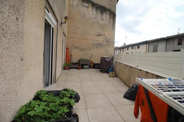 A vendre un immeuble avec un local commercial loué 650 € par maois et un appartement de 3 chambres avec 2 terrasses.