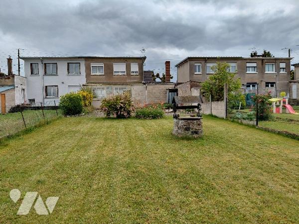 Maison : cuisine, séjour, sdb, 3 ch,  véranda, garage, jardin.
CC Gaz de ville.