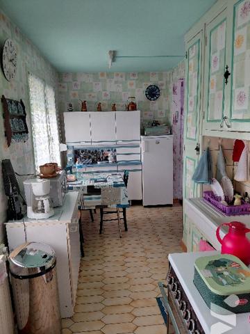 Maison : cuisine, séjour, sdb, 3 ch,  véranda, garage, jardin.
CC Gaz de ville.