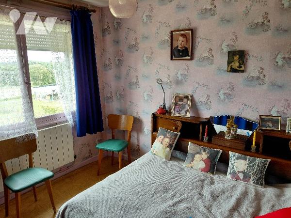 Maison : cuisine, séjour, sdb, 3 ch,  véranda, garage, jardin.
CC Gaz de ville.