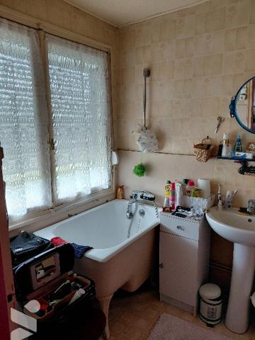Maison : cuisine, séjour, sdb, 3 ch,  véranda, garage, jardin.
CC Gaz de ville.