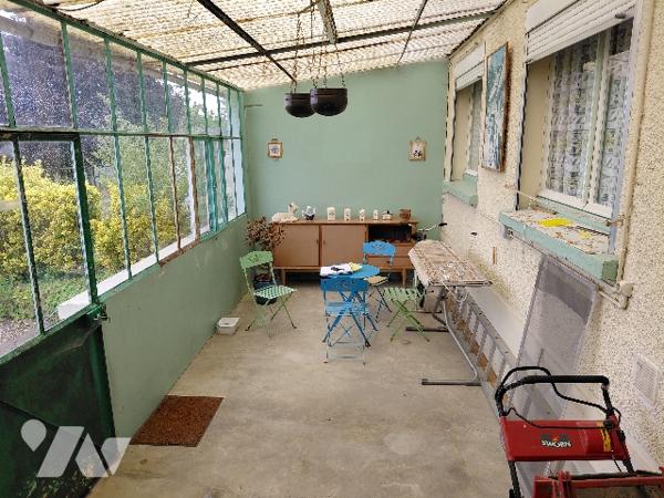Maison : cuisine, séjour, sdb, 3 ch,  véranda, garage, jardin.
CC Gaz de ville.