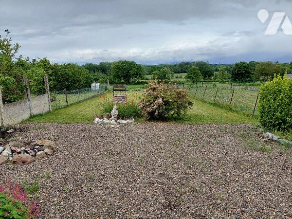 Maison : cuisine, séjour, sdb, 3 ch,  véranda, garage, jardin.
CC Gaz de ville.