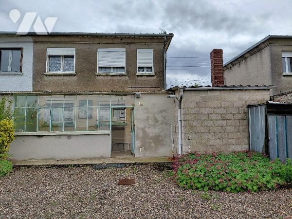 Maison : cuisine, séjour, sdb, 3 ch,  véranda, garage, jardin.
CC Gaz de ville.