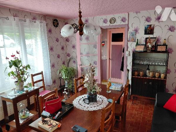 Maison : cuisine, séjour, sdb, 3 ch,  véranda, garage, jardin.
CC Gaz de ville.