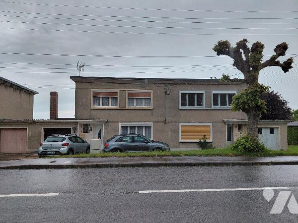 Maison : cuisine, séjour, sdb, 3 ch,  véranda, garage, jardin.
CC Gaz de ville.