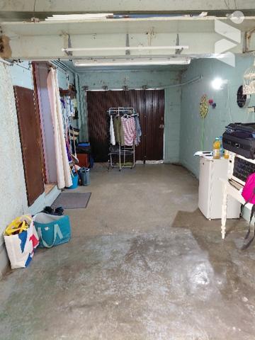 Maison : cuisine, séjour, sdb, 3 ch,  véranda, garage, jardin.
CC Gaz de ville.