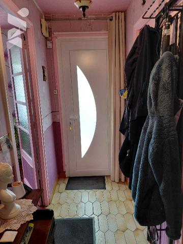 Maison : cuisine, séjour, sdb, 3 ch,  véranda, garage, jardin.
CC Gaz de ville.