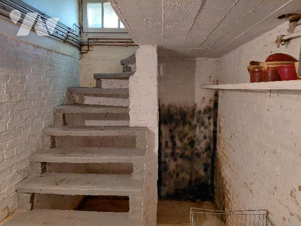 Maison : cuisine, séjour, sdb, 3 ch,  véranda, garage, jardin.
CC Gaz de ville.