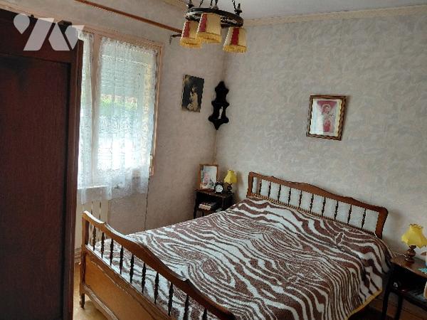 Maison : cuisine, séjour, sdb, 3 ch,  véranda, garage, jardin.
CC Gaz de ville.