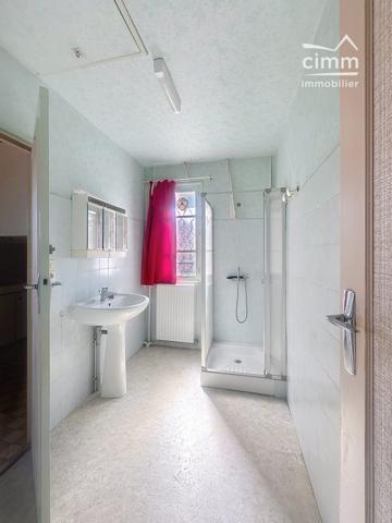 Venez découvrir cette maison avec travaux située sur la commune de Chalette-sur-Loing proche bourg.