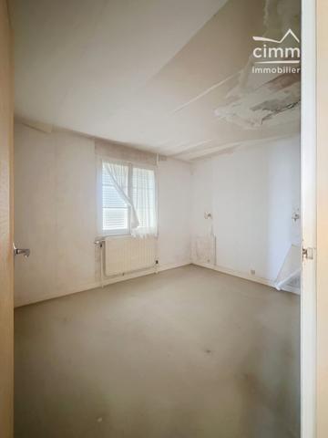 Venez découvrir cette maison avec travaux située sur la commune de Chalette-sur-Loing proche bourg.