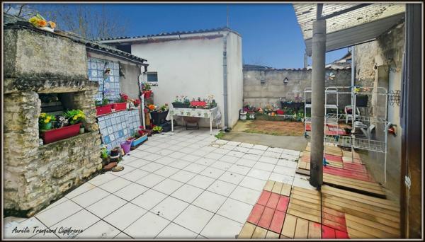 Maison à vendre 4 pièces SAINT JULIEN DE L'ESCAP (17) d'environ 90m² avec garage de 27m² et annexe dans la cour