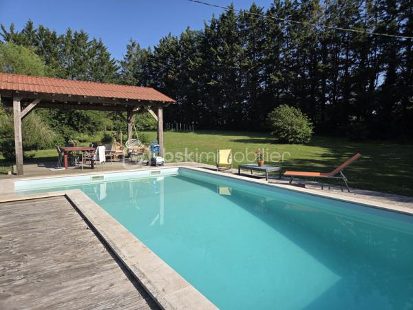 Découvrez cette charmante maison, située dans un environnement offrant confort et tranquillité seulement à 10 minute de Mirande. Une véritable invitation à un style de vie serein tout en restant à proximité de la vie urbaine.

Avec ses 145 m² répartis sur 5 pièces, cette maison présente un espace généreux et bien agencé. Profitez de deux terrasses idéales pour vos moments de détente sous le soleil et une belle piscine pour vous rafraîchir sur un joli jardin clos et arboré de 4630 m²sans aucun vis à vis. Vous profiterez également d'un garage ainsi que de dépendances.

Idéalement situé, ce bien est une occasion à ne pas manquer.