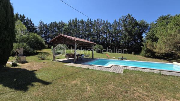 Découvrez cette charmante maison, située dans un environnement offrant confort et tranquillité seulement à 10 minute de Mirande. Une véritable invitation à un style de vie serein tout en restant à proximité de la vie urbaine.

Avec ses 145 m² répartis sur 5 pièces, cette maison présente un espace généreux et bien agencé. Profitez de deux terrasses idéales pour vos moments de détente sous le soleil et une belle piscine pour vous rafraîchir sur un joli jardin clos et arboré de 4630 m²sans aucun vis à vis. Vous profiterez également d'un garage ainsi que de dépendances.

Idéalement situé, ce bien est une occasion à ne pas manquer.