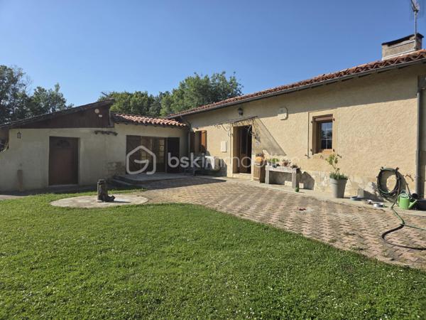 Découvrez cette charmante maison, située dans un environnement offrant confort et tranquillité seulement à 10 minute de Mirande. Une véritable invitation à un style de vie serein tout en restant à proximité de la vie urbaine.

Avec ses 145 m² répartis sur 5 pièces, cette maison présente un espace généreux et bien agencé. Profitez de deux terrasses idéales pour vos moments de détente sous le soleil et une belle piscine pour vous rafraîchir sur un joli jardin clos et arboré de 4630 m²sans aucun vis à vis. Vous profiterez également d'un garage ainsi que de dépendances.

Idéalement situé, ce bien est une occasion à ne pas manquer.