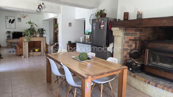 Découvrez cette charmante maison, située dans un environnement offrant confort et tranquillité seulement à 10 minute de Mirande. Une véritable invitation à un style de vie serein tout en restant à proximité de la vie urbaine.

Avec ses 145 m² répartis sur 5 pièces, cette maison présente un espace généreux et bien agencé. Profitez de deux terrasses idéales pour vos moments de détente sous le soleil et une belle piscine pour vous rafraîchir sur un joli jardin clos et arboré de 4630 m²sans aucun vis à vis. Vous profiterez également d'un garage ainsi que de dépendances.

Idéalement situé, ce bien est une occasion à ne pas manquer.