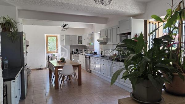 Découvrez cette charmante maison, située dans un environnement offrant confort et tranquillité seulement à 10 minute de Mirande. Une véritable invitation à un style de vie serein tout en restant à proximité de la vie urbaine.

Avec ses 145 m² répartis sur 5 pièces, cette maison présente un espace généreux et bien agencé. Profitez de deux terrasses idéales pour vos moments de détente sous le soleil et une belle piscine pour vous rafraîchir sur un joli jardin clos et arboré de 4630 m²sans aucun vis à vis. Vous profiterez également d'un garage ainsi que de dépendances.

Idéalement situé, ce bien est une occasion à ne pas manquer.