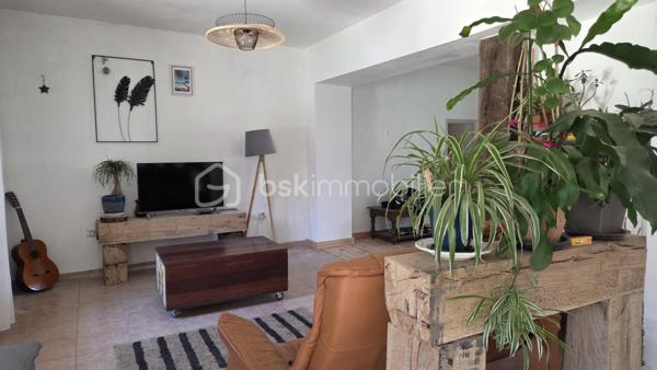 Découvrez cette charmante maison, située dans un environnement offrant confort et tranquillité seulement à 10 minute de Mirande. Une véritable invitation à un style de vie serein tout en restant à proximité de la vie urbaine.

Avec ses 145 m² répartis sur 5 pièces, cette maison présente un espace généreux et bien agencé. Profitez de deux terrasses idéales pour vos moments de détente sous le soleil et une belle piscine pour vous rafraîchir sur un joli jardin clos et arboré de 4630 m²sans aucun vis à vis. Vous profiterez également d'un garage ainsi que de dépendances.

Idéalement situé, ce bien est une occasion à ne pas manquer.