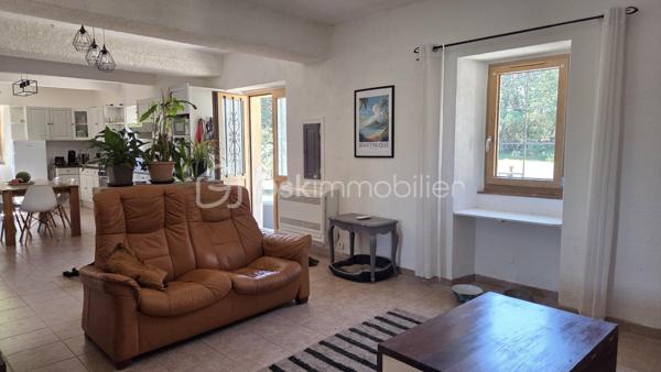 Découvrez cette charmante maison, située dans un environnement offrant confort et tranquillité seulement à 10 minute de Mirande. Une véritable invitation à un style de vie serein tout en restant à proximité de la vie urbaine.

Avec ses 145 m² répartis sur 5 pièces, cette maison présente un espace généreux et bien agencé. Profitez de deux terrasses idéales pour vos moments de détente sous le soleil et une belle piscine pour vous rafraîchir sur un joli jardin clos et arboré de 4630 m²sans aucun vis à vis. Vous profiterez également d'un garage ainsi que de dépendances.

Idéalement situé, ce bien est une occasion à ne pas manquer.