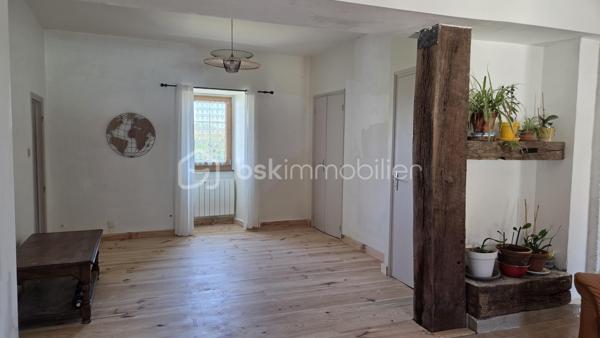 Découvrez cette charmante maison, située dans un environnement offrant confort et tranquillité seulement à 10 minute de Mirande. Une véritable invitation à un style de vie serein tout en restant à proximité de la vie urbaine.

Avec ses 145 m² répartis sur 5 pièces, cette maison présente un espace généreux et bien agencé. Profitez de deux terrasses idéales pour vos moments de détente sous le soleil et une belle piscine pour vous rafraîchir sur un joli jardin clos et arboré de 4630 m²sans aucun vis à vis. Vous profiterez également d'un garage ainsi que de dépendances.

Idéalement situé, ce bien est une occasion à ne pas manquer.