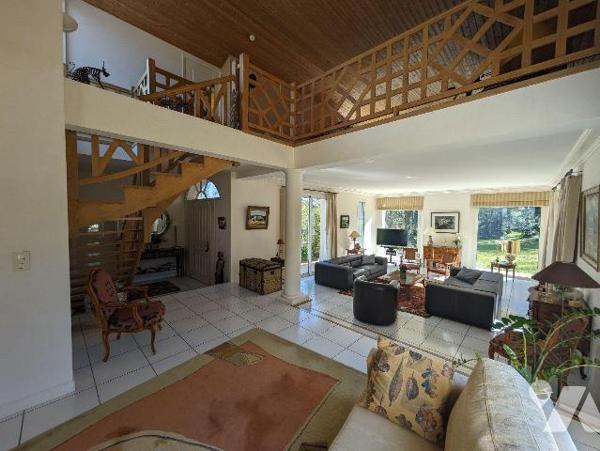 LES HERBIERS - Magnifique maison d'architecte offrant 254 m² habitables sur une parcelle arboré...