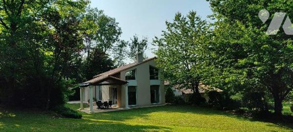LES HERBIERS - Magnifique maison d'architecte offrant 254 m² habitables sur une parcelle arboré...