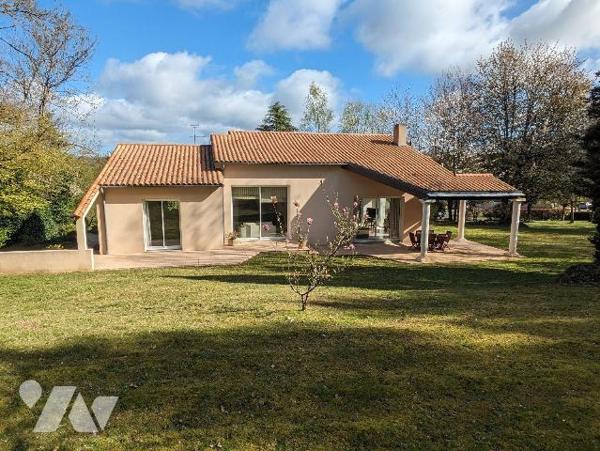 LES HERBIERS - Magnifique maison d'architecte offrant 254 m² habitables sur une parcelle arboré...