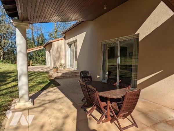 LES HERBIERS - Magnifique maison d'architecte offrant 254 m² habitables sur une parcelle arboré...