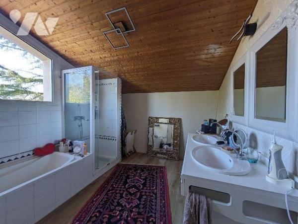 LES HERBIERS - Magnifique maison d'architecte offrant 254 m² habitables sur une parcelle arboré...
