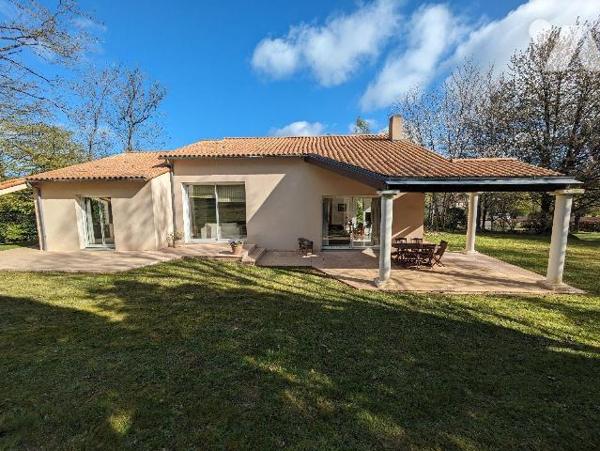 LES HERBIERS - Magnifique maison d'architecte offrant 254 m² habitables sur une parcelle arboré...