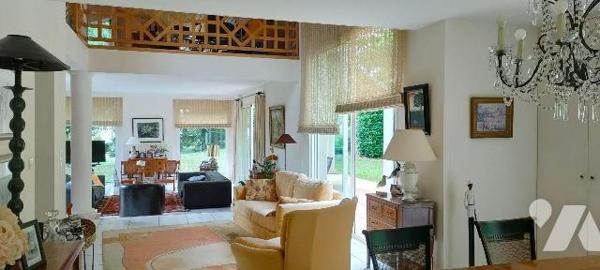 LES HERBIERS - Magnifique maison d'architecte offrant 254 m² habitables sur une parcelle arboré...