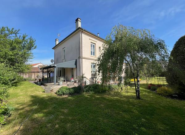 Maison bourgeoise avec dépendances et jardin