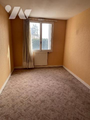 Appartement de type 3, une chambre, cave