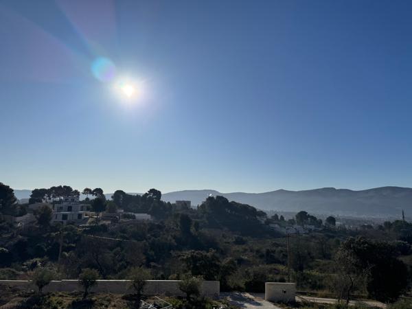 La valentine (13011) Villa d'architecte neuve de 300m² sur une parcelle de 6000m² avec piscine.