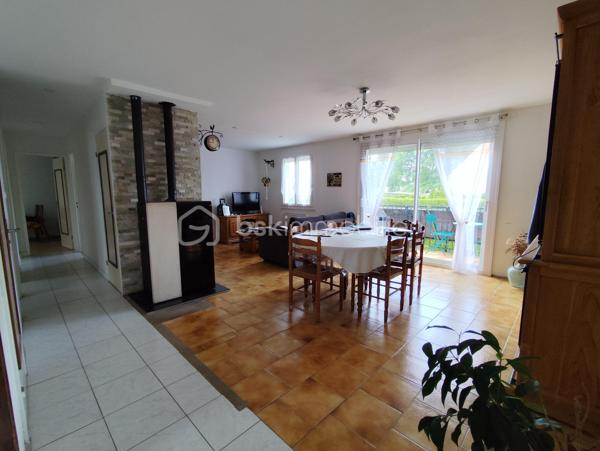 Maison de 89 m2 exposée Sud Est à proximité immédiate de Fougères.
Cette maison rénovée en majeur partie et très bien isolée sera vous séduire par son emplacement à l'abri des regards.

A seulement 5 km de la Rocade de Fougères et à proximité rapide vers A84, cette maison située au 1er Etage est composé de la manière suivante :
Au Rez de chaussée : Garage avec porte motorisée, espace buanderie, espace cave, espace atelier
A l'Etage : Un espace à vivre regroupant Salle à manger - Salon avec poêle à pellet, Cuisine équipée, une salle d'eau, WC séparé et 3 chambres.
Jardin et terrain arboré, Assainissement Individuel et Présence d'un puit non exploité

Les + : Poêle à granulé canalisé et complément chauffage électrique, Double vitrage, VMC hygro
Les ++ : Quartier Calme, à proximité immédiate de Fougères et sa rocade, ligne de bus à moins de 300 mètres.