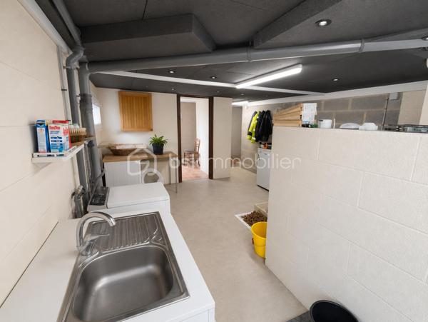 Maison de 89 m2 exposée Sud Est à proximité immédiate de Fougères.
Cette maison rénovée en majeur partie et très bien isolée sera vous séduire par son emplacement à l'abri des regards.

A seulement 5 km de la Rocade de Fougères et à proximité rapide vers A84, cette maison située au 1er Etage est composé de la manière suivante :
Au Rez de chaussée : Garage avec porte motorisée, espace buanderie, espace cave, espace atelier
A l'Etage : Un espace à vivre regroupant Salle à manger - Salon avec poêle à pellet, Cuisine équipée, une salle d'eau, WC séparé et 3 chambres.
Jardin et terrain arboré, Assainissement Individuel et Présence d'un puit non exploité

Les + : Poêle à granulé canalisé et complément chauffage électrique, Double vitrage, VMC hygro
Les ++ : Quartier Calme, à proximité immédiate de Fougères et sa rocade, ligne de bus à moins de 300 mètres.